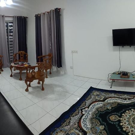 Homestay D'Mama Ifor Muslimi Танджунг-Малим Экстерьер фото