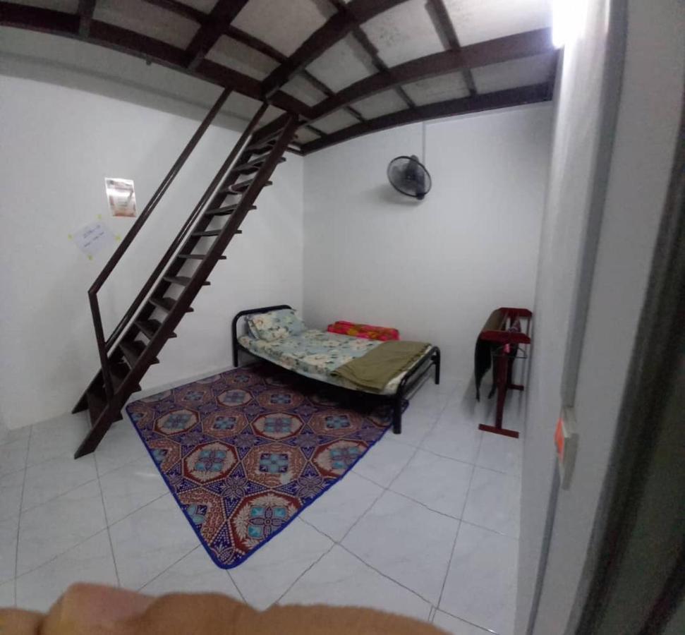 Homestay D'Mama Ifor Muslimi Танджунг-Малим Экстерьер фото