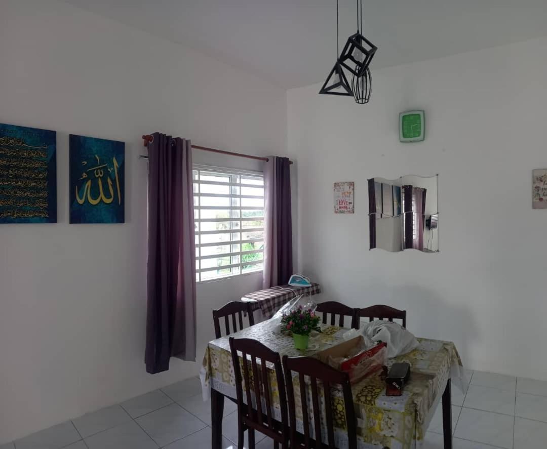 Homestay D'Mama Ifor Muslimi Танджунг-Малим Экстерьер фото